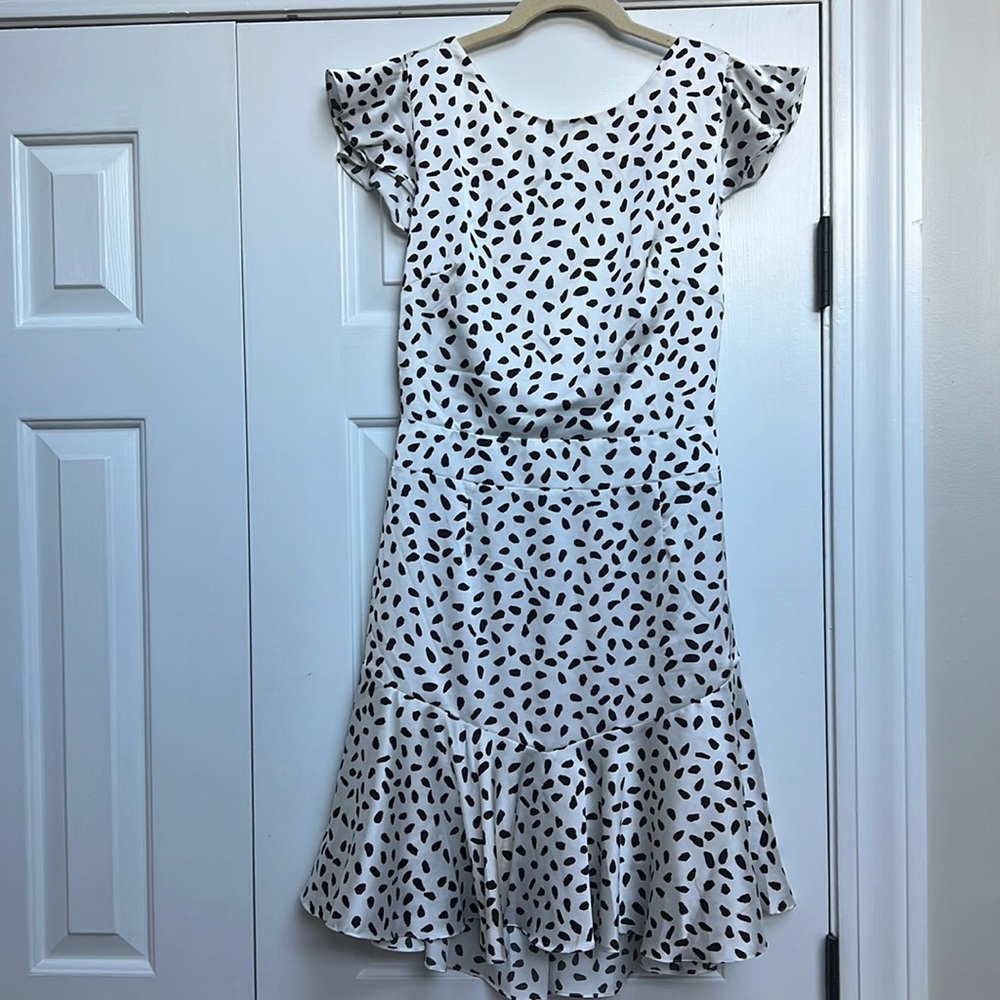 Adorable dress, the back is so cute